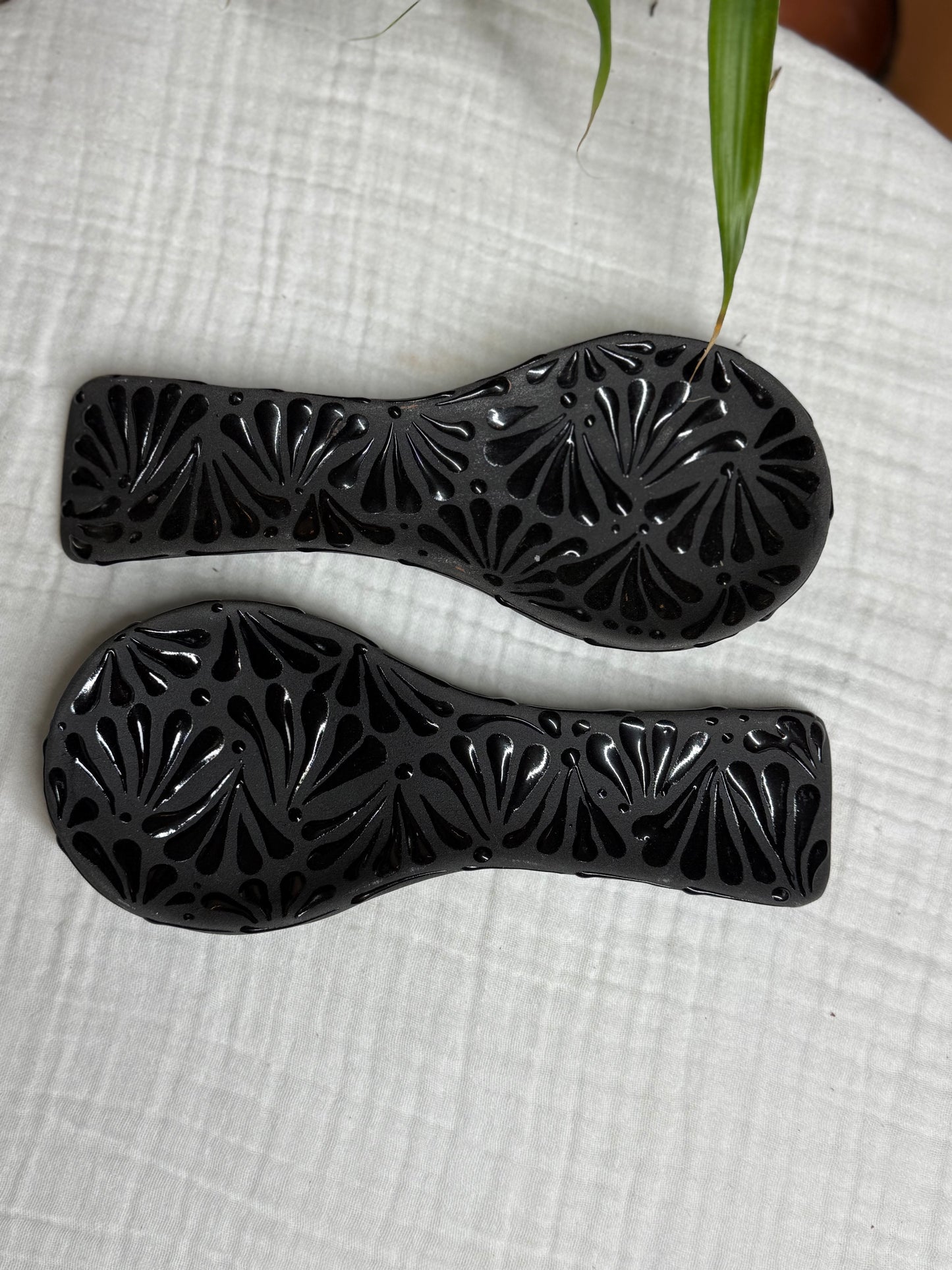 Black plumeado spoon rest