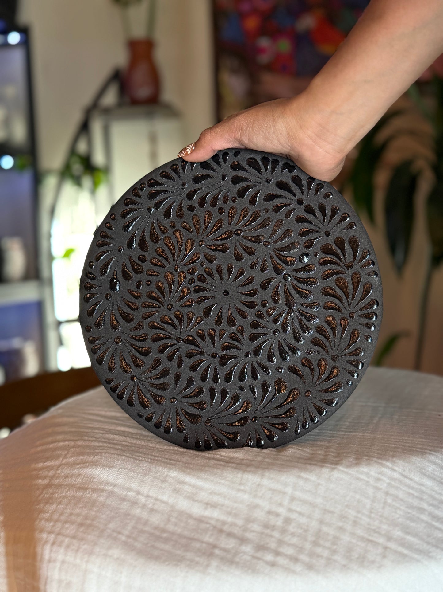 Round dinner plate black