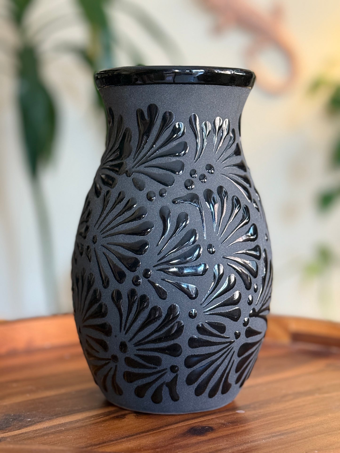 Black flower vase