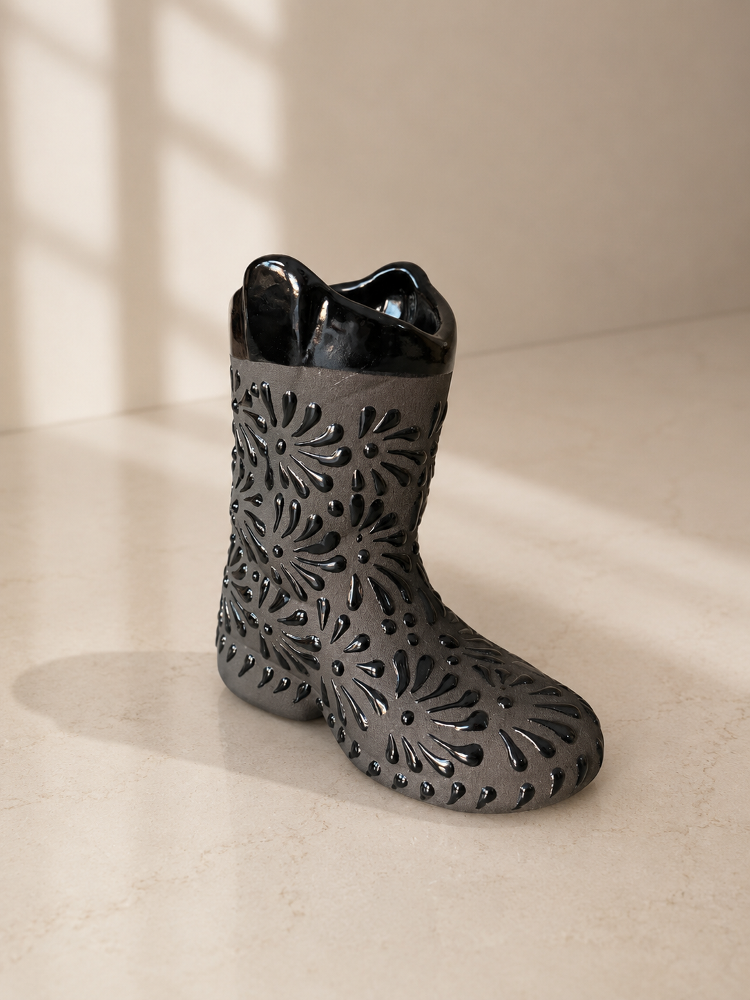 Full black plumeado boot flower vase