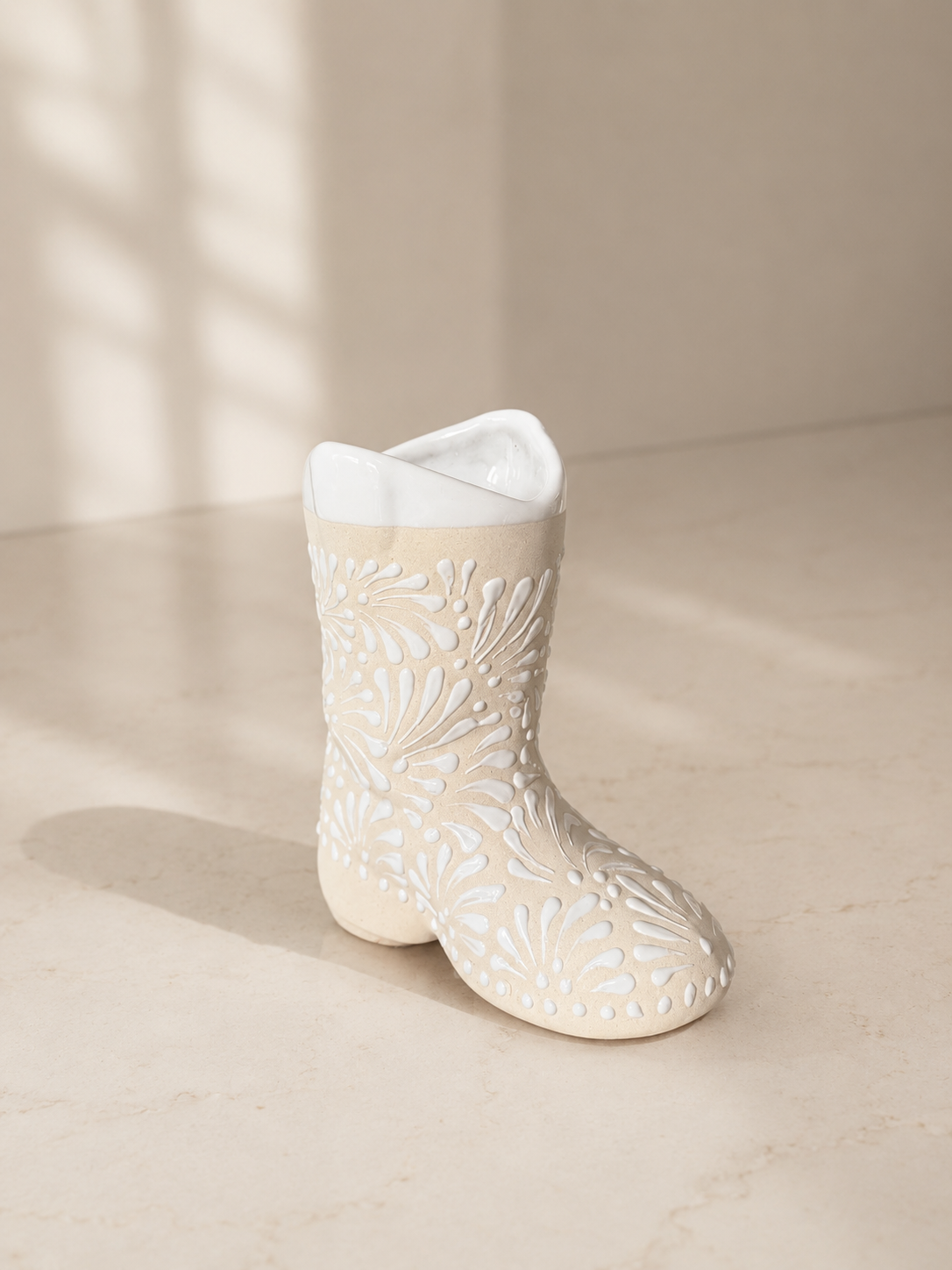 Full white plumeado flower vase