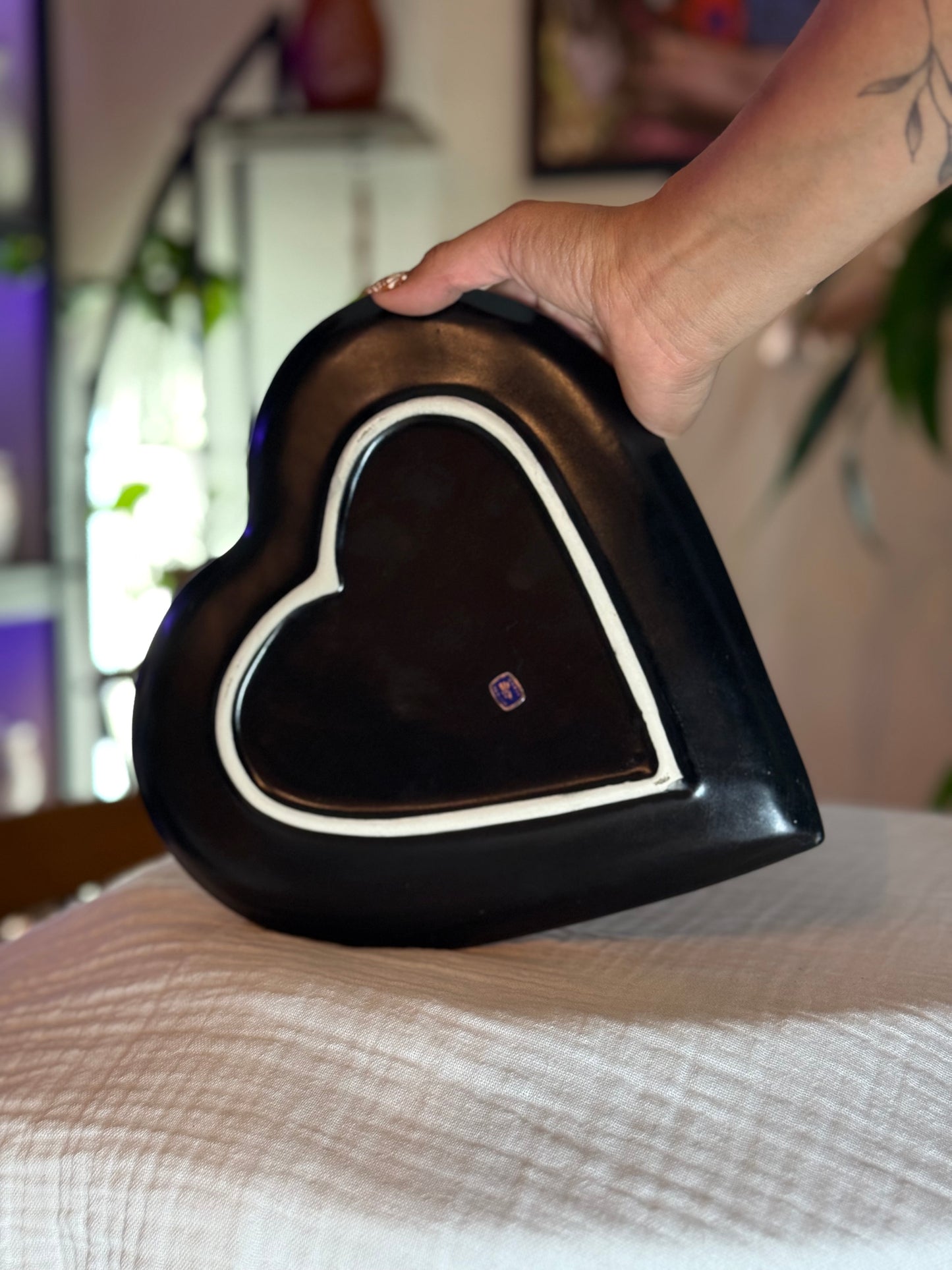 Heart shape plate white plumeado (B)