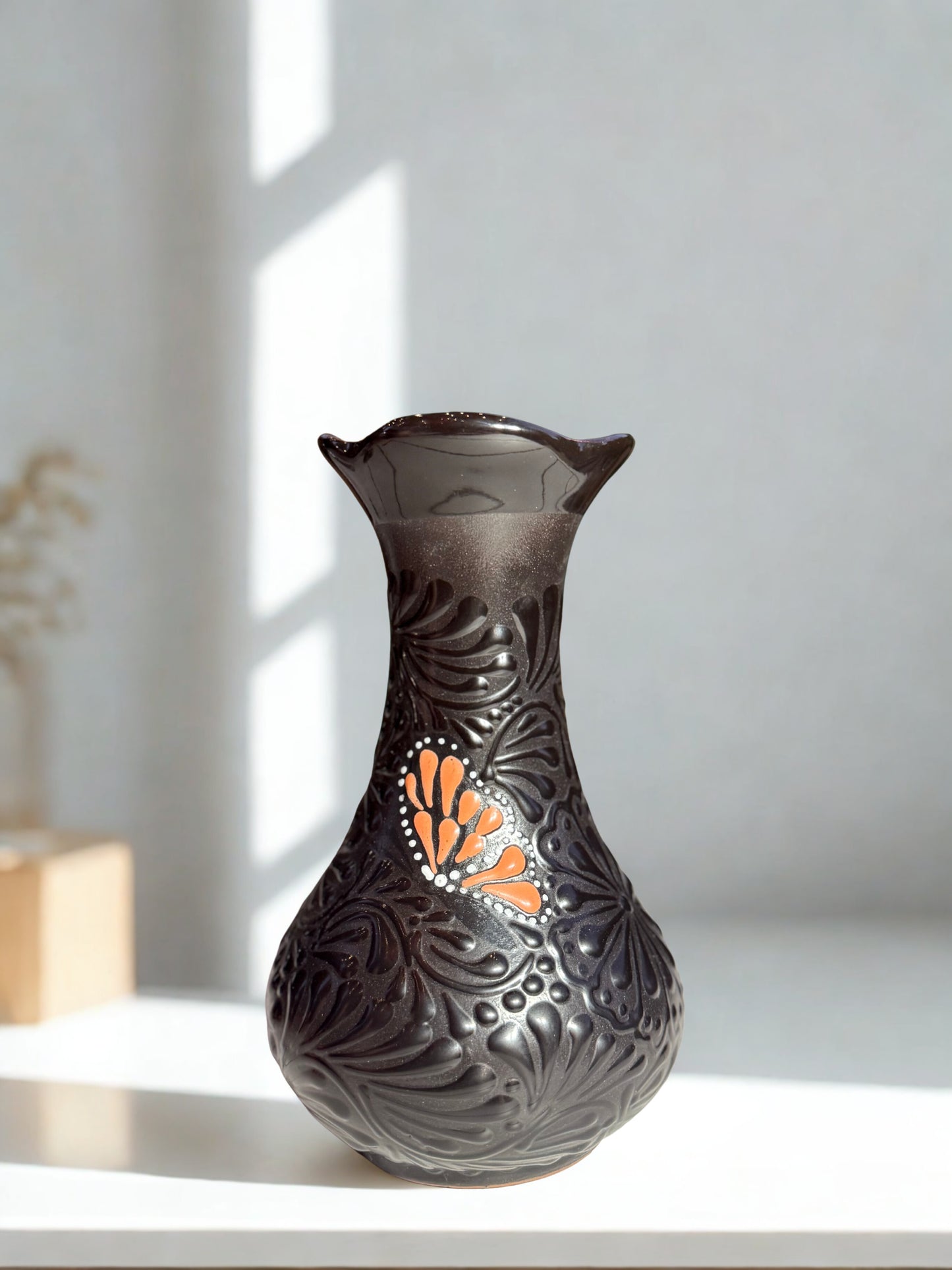 Black chino flower vase