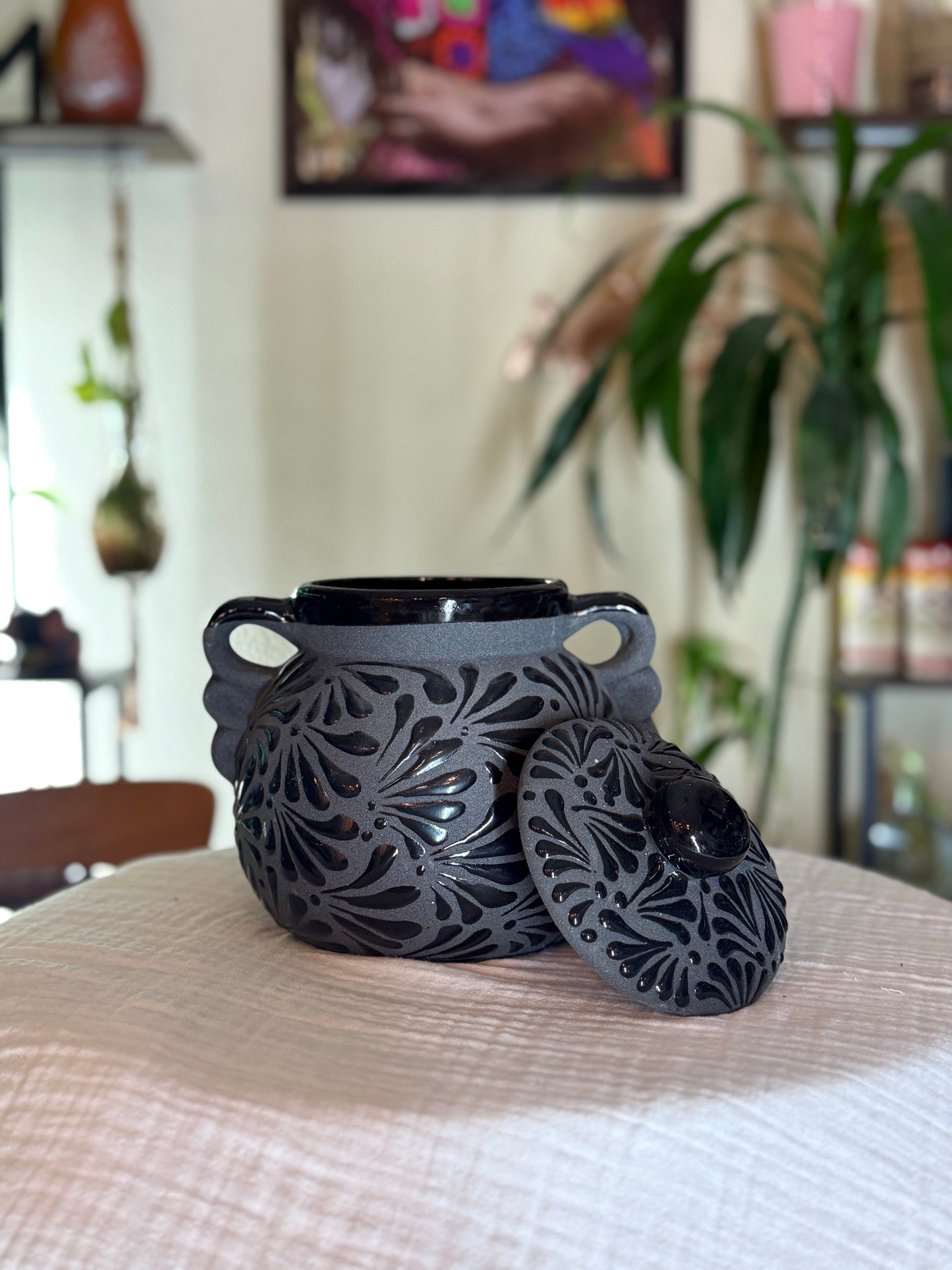 Black plumeado cookie jar