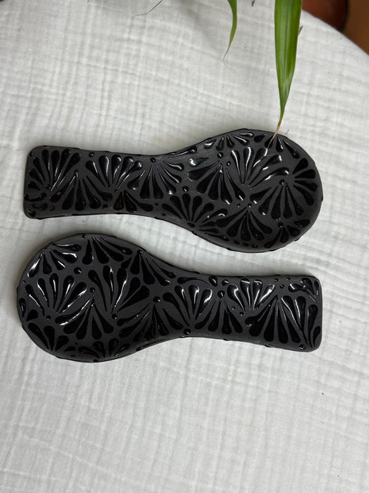 Black plumeado spoon rest