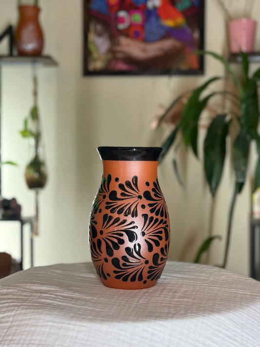Natural w/ black plumeado flower vase (A)