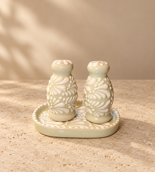Perla de barro salt and pepper shakers