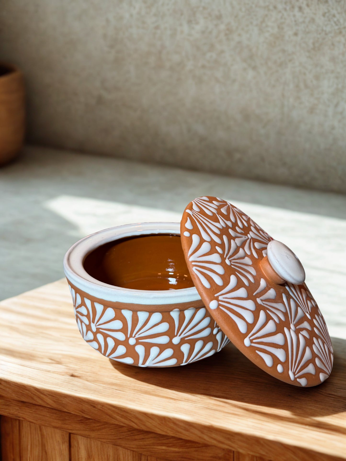 Natural and white tortillero