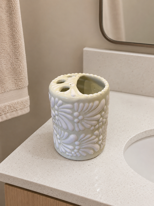 Plumeado tooth brush holder