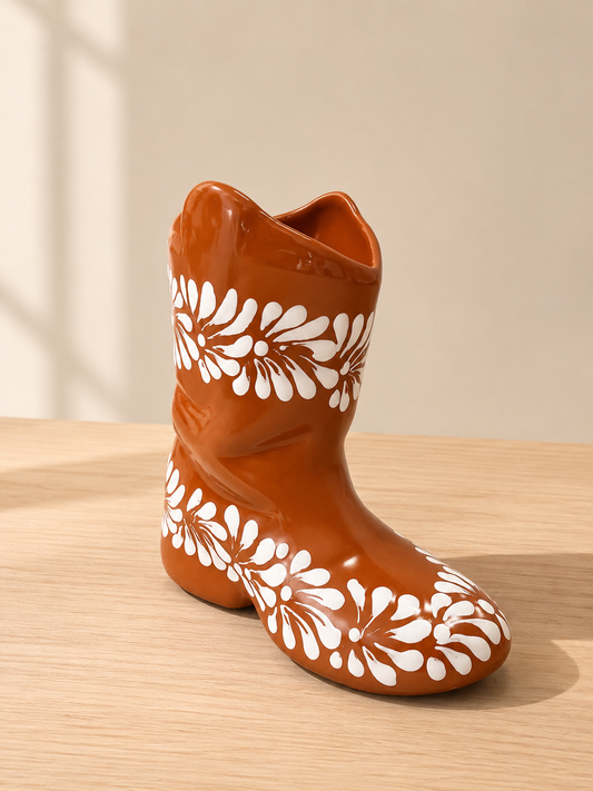 Half plumeado boot vase