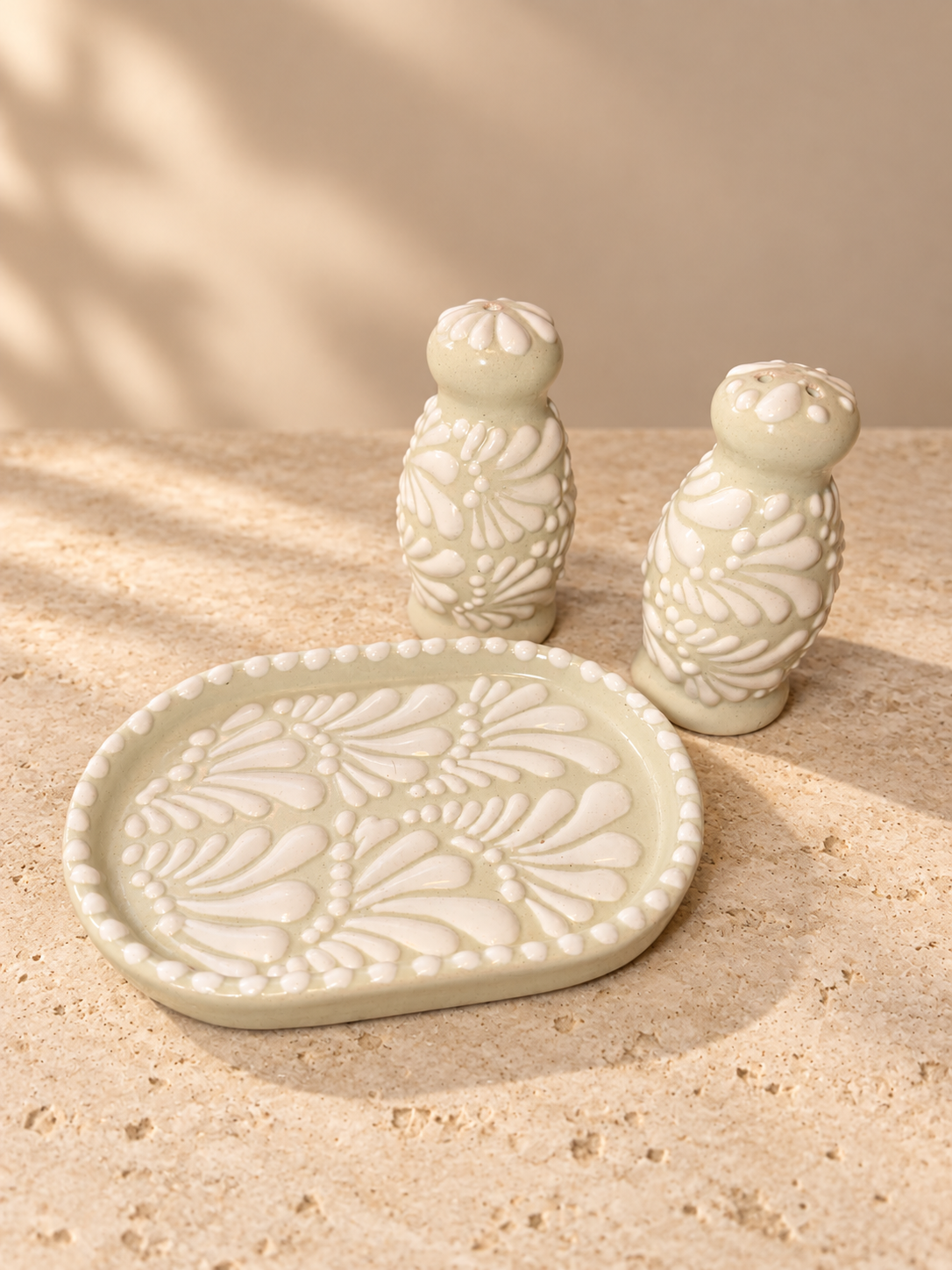 Perla de barro salt and pepper shakers