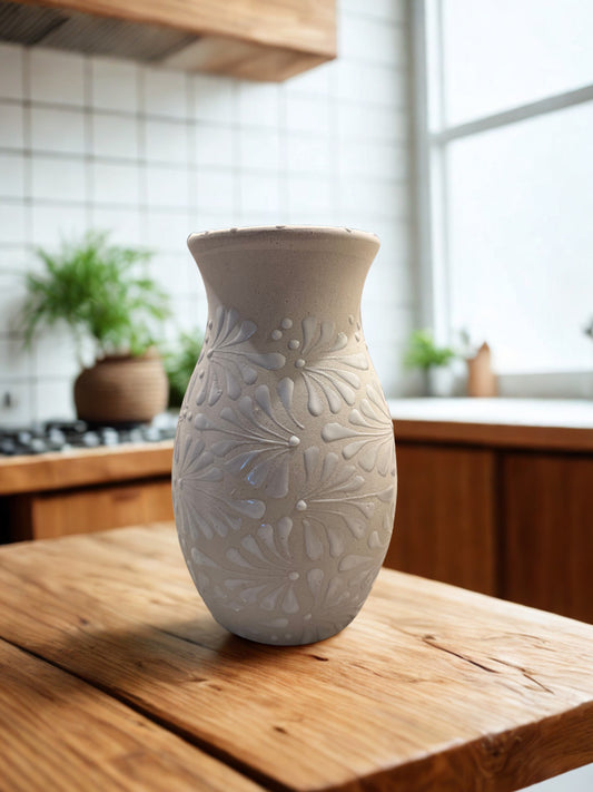 Plumeado & dotted rim flower vase