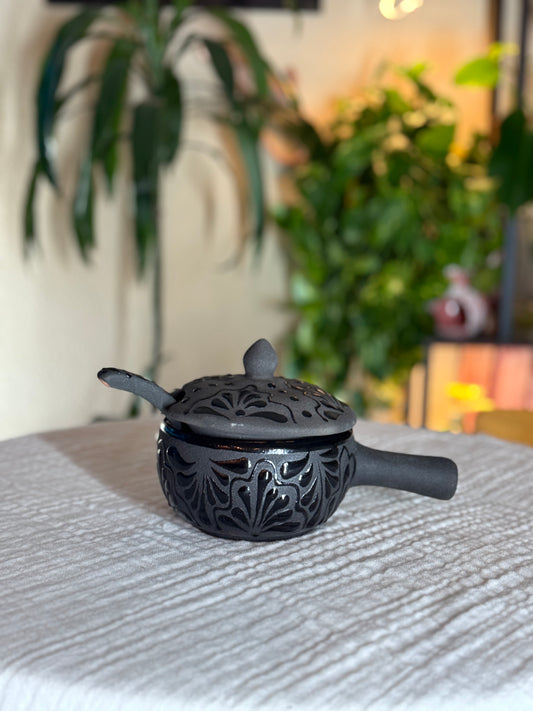 Black pot w/lid