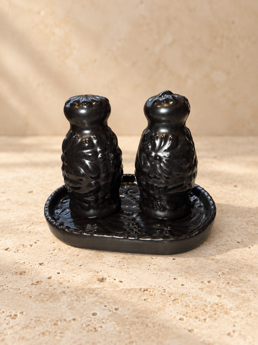 Noche de barro salt and pepper shakers with plate