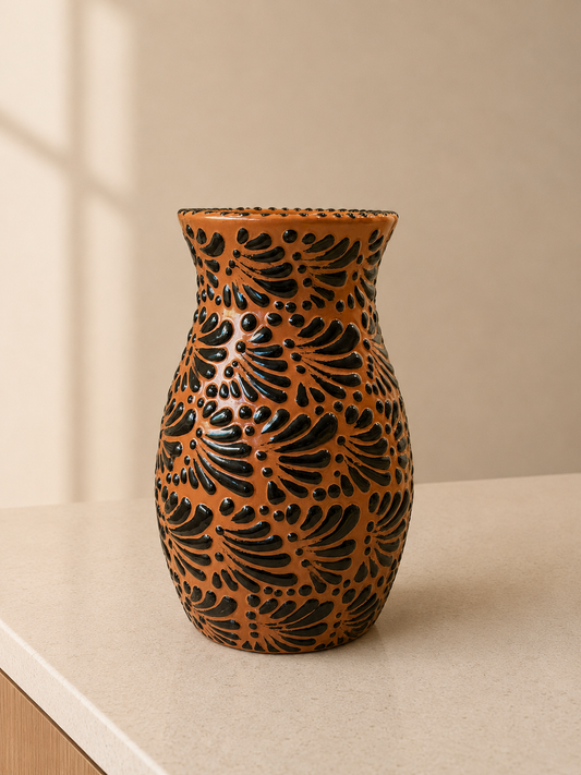 Flor de barro flower vase black accent