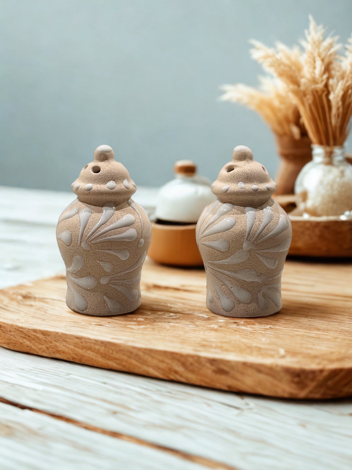 2 sandy white shakers