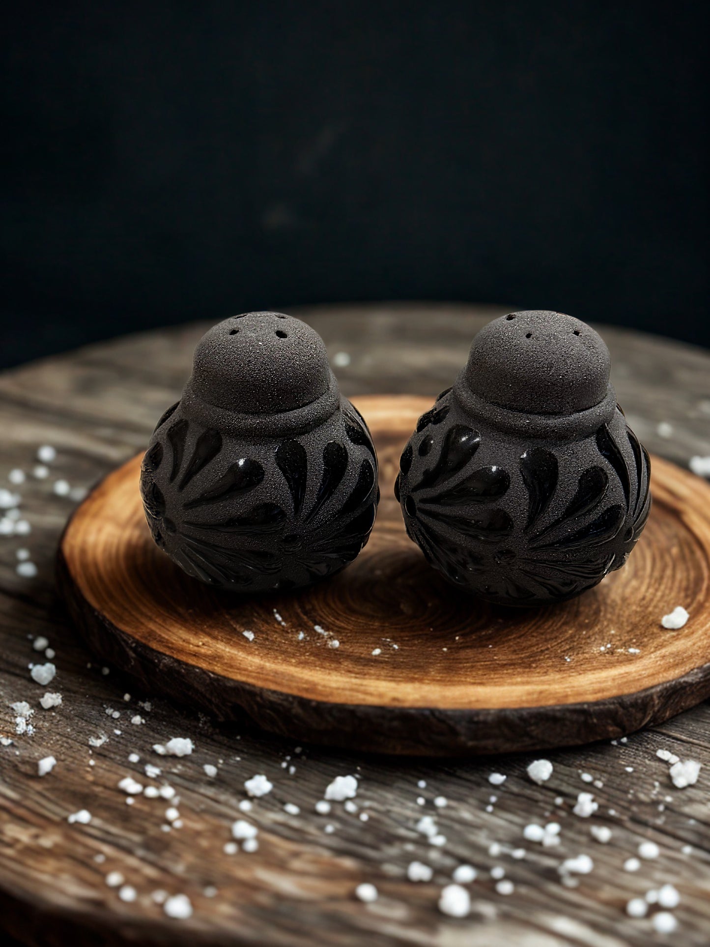 2 matte black shakers