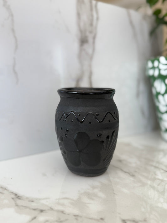 Matte black flower cántaro