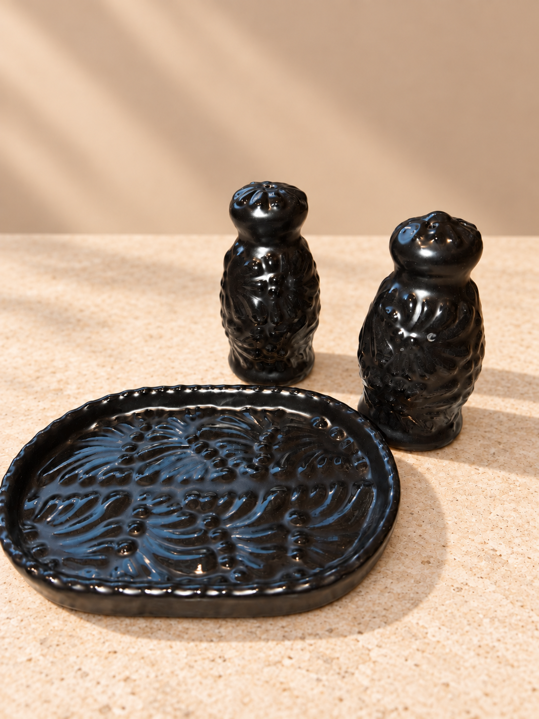 Noche de barro salt and pepper shakers with plate