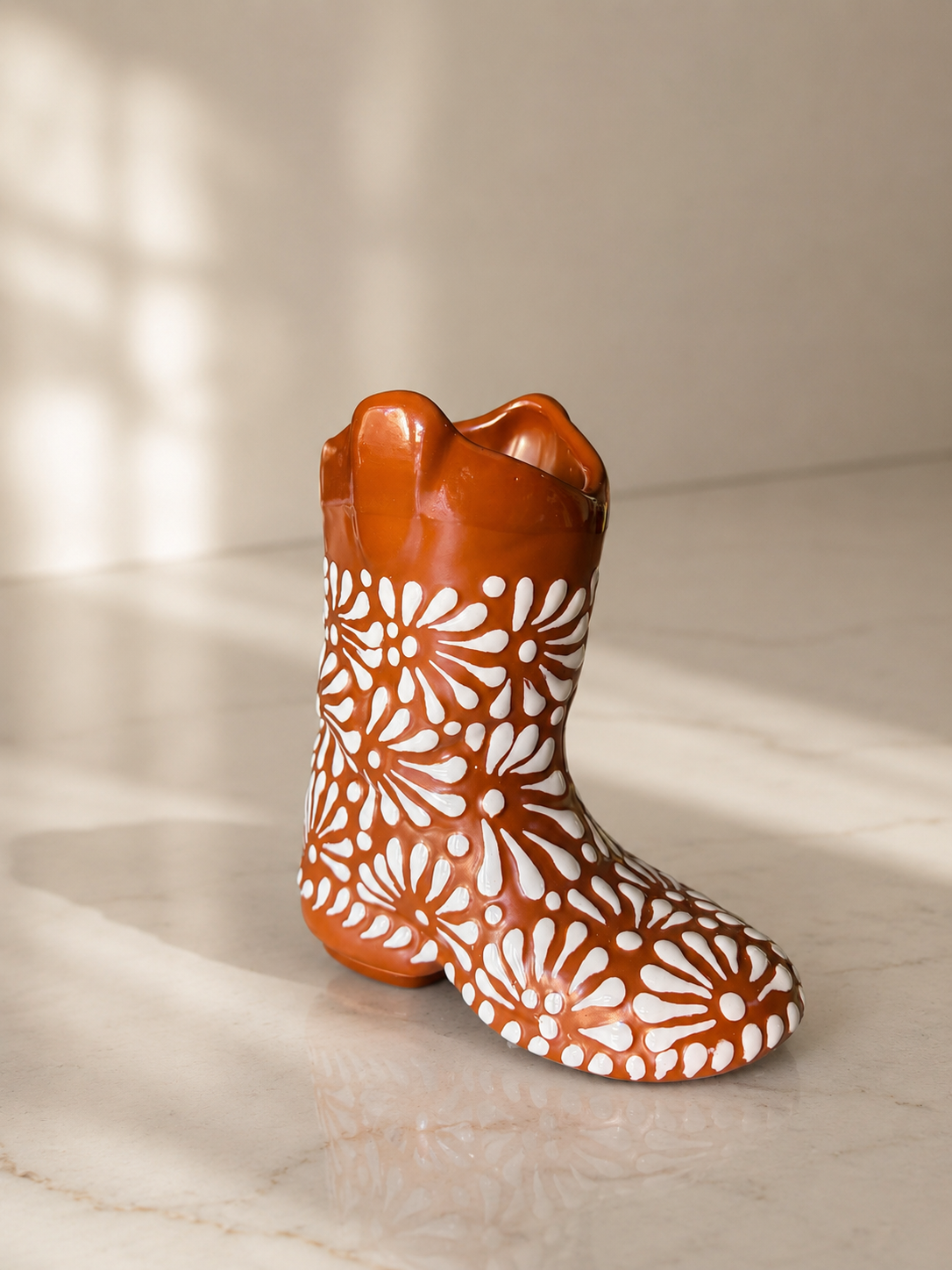 Full plumeado boot flower vase