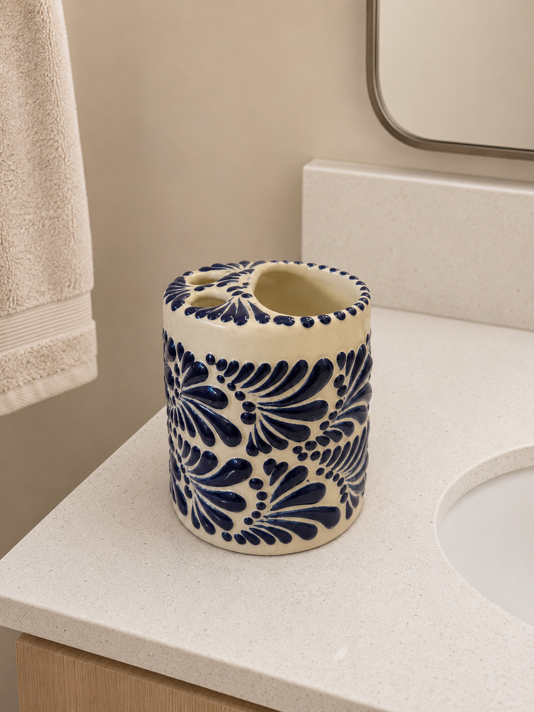 Blue plumeado toothbrush holder