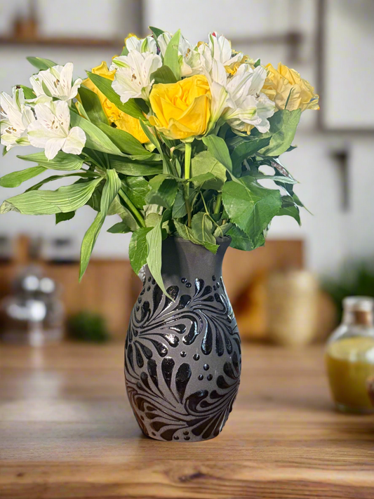 Black flourish design dotted rim