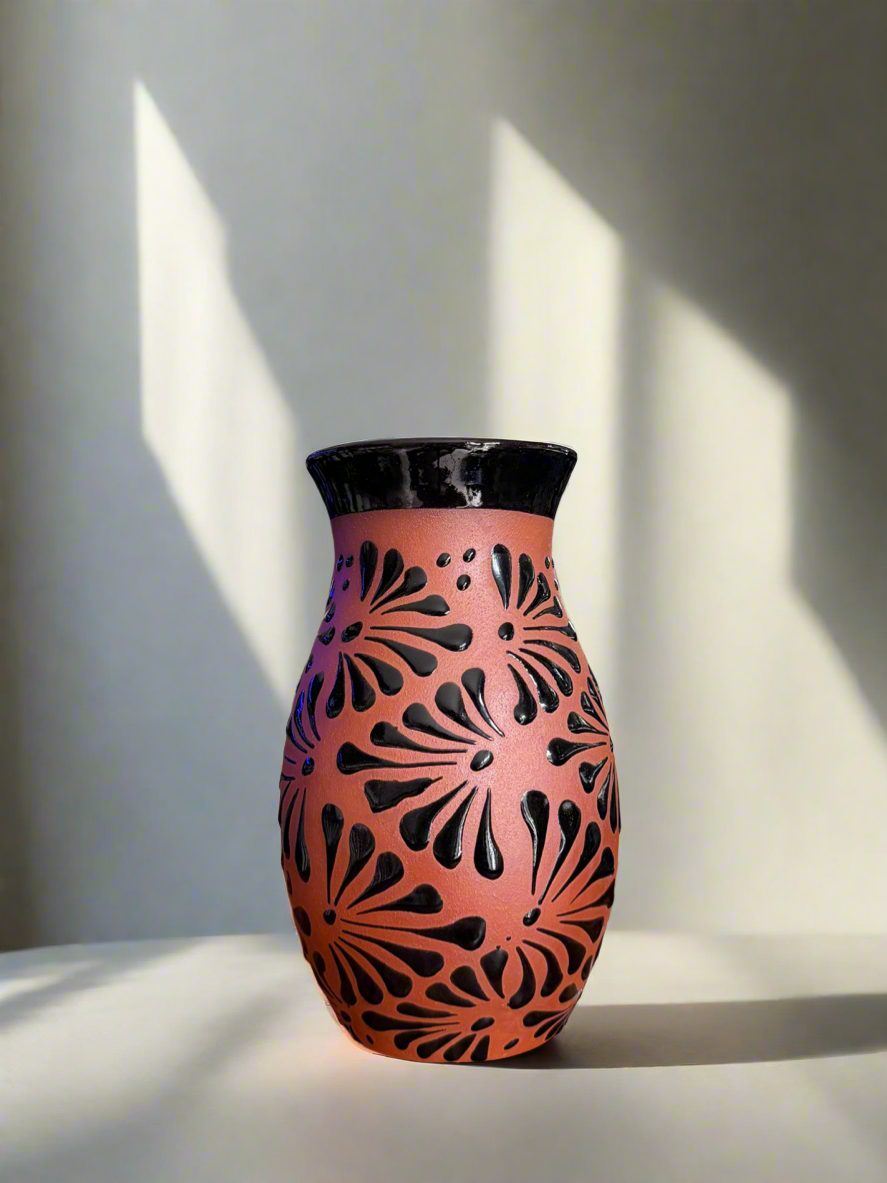 Black Plumeado flower vase